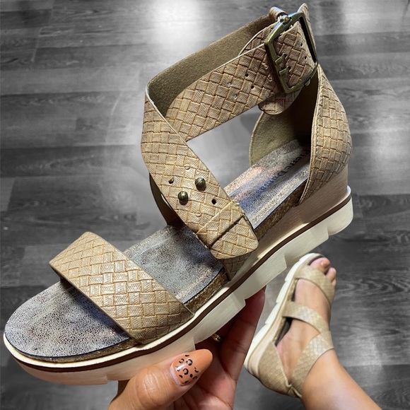 Pierre Dumas Shoes - Tan Taupe Wedges Pierre Dumas Wedges Runs Big
